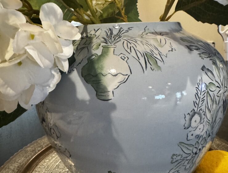 Kravet Grandiflora hand-painted vase on dining table