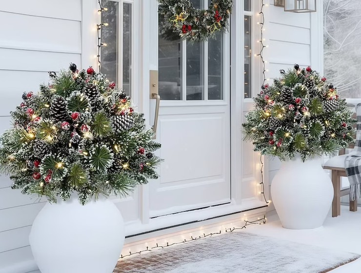 What Is a Holiday Urn Filler? Why This Hack Is the Season’s Accessory