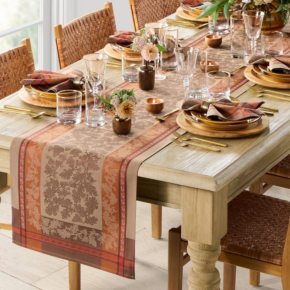 Foliage Jacquard Table Runner