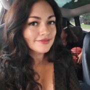 Juliana Shoumbert, founder of The Bilingual Mom Life