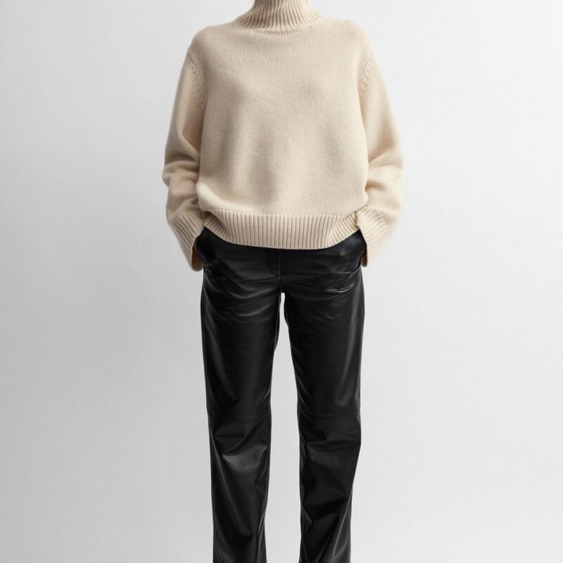 Oversized lambswool turtleneck almond – Toteme - INT