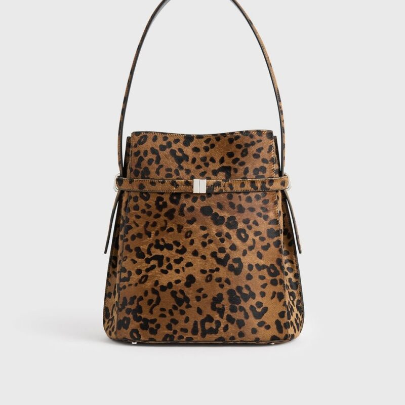 Belted pony hair bucket bag leopard – Toteme - INT