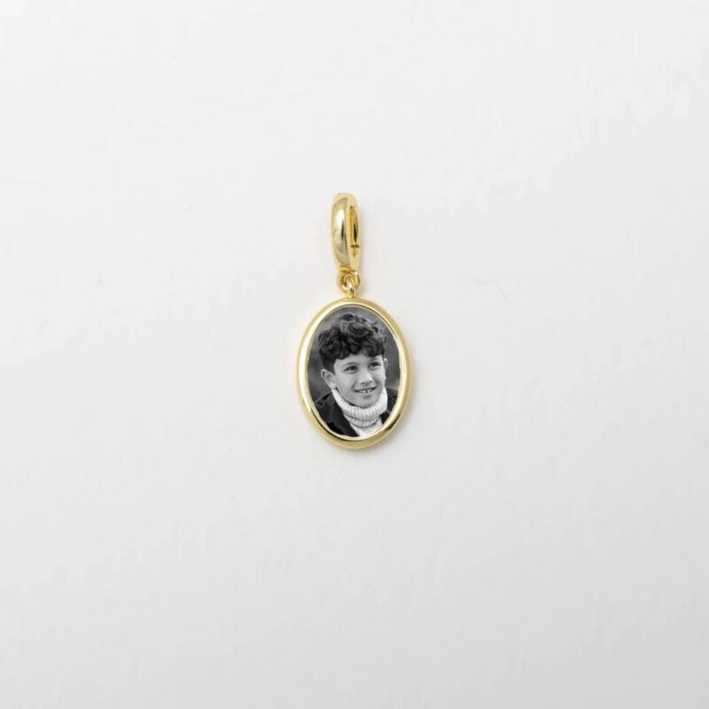Vera Oval Customizable Portrait Pendant Raiz