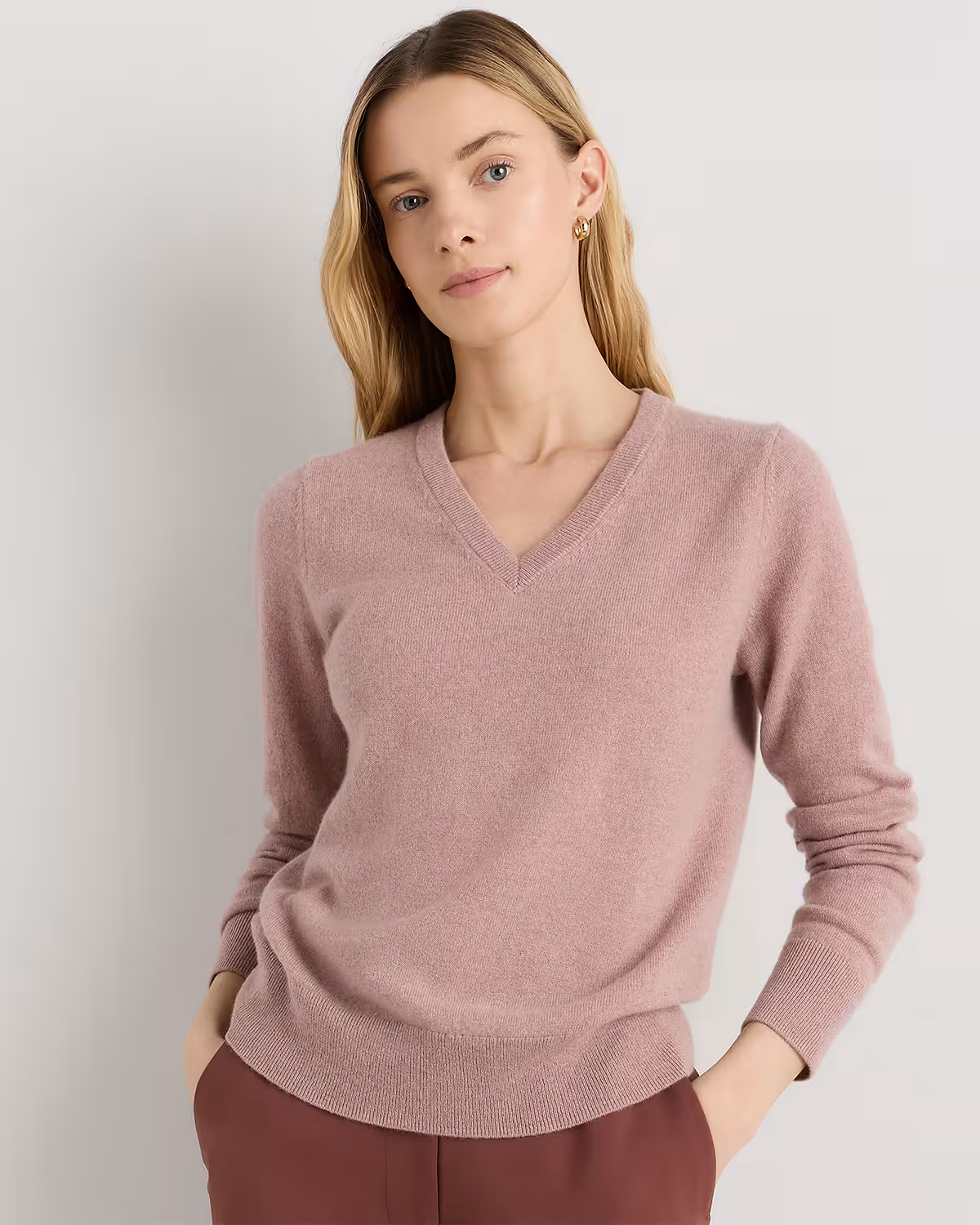 The Cashmere V-Neck Sweater in Heather Vintage Pink